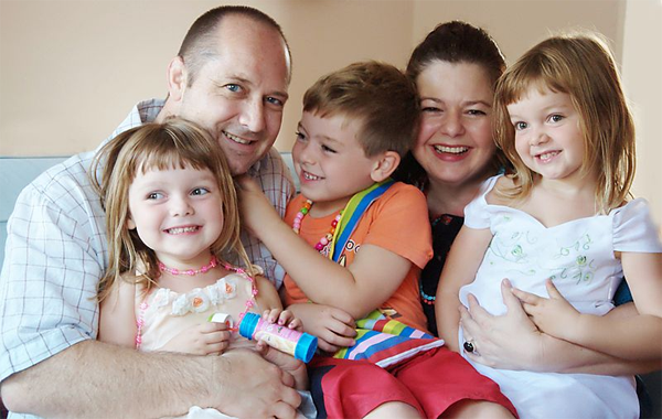 a smiling family.